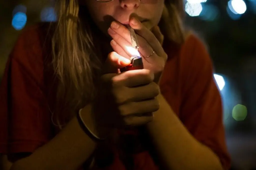 jovem fumando, maconha