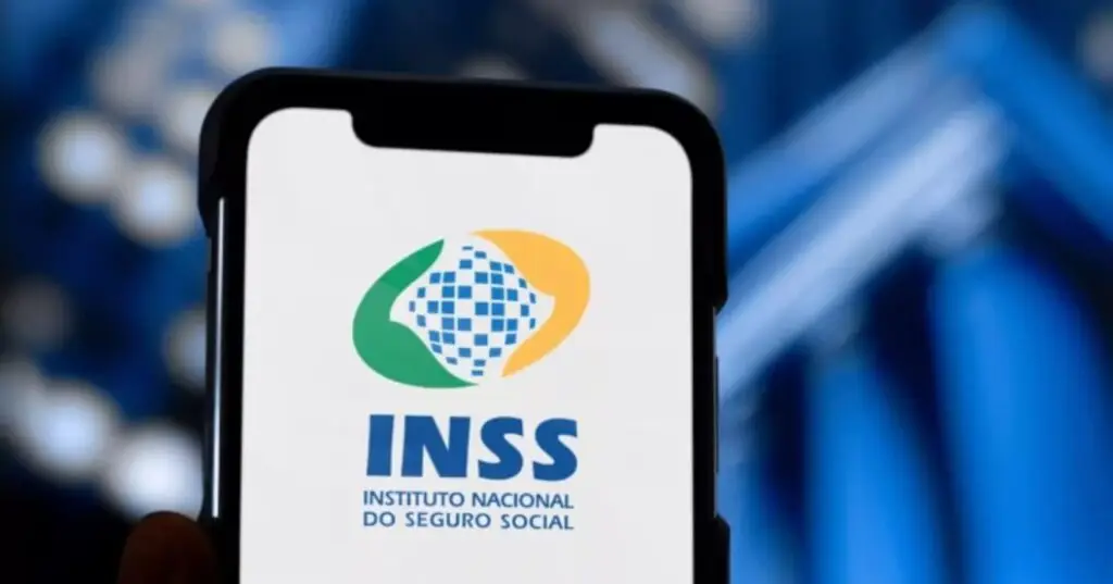 Brasileiros com benefício suspenso ou encerrado devem ler esse informe do INSS (Foto Reprodução/Montagem/TV Foco/Canva/Paola)
