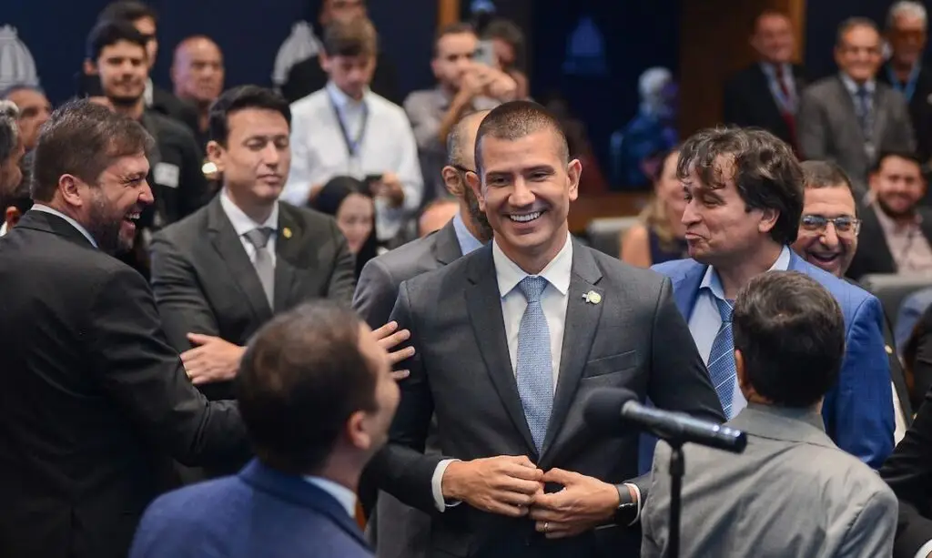 voto secreto e não aberto, como ocorreu. Além disso, o partido solicitou que sej