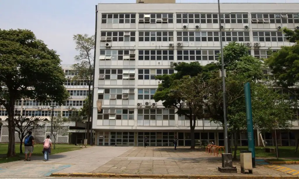 melhores condições de moradia e refeições. Também foi firmado compromisso para a