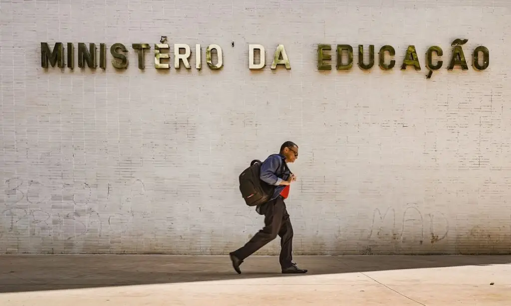 tiva e estacionamento. Antes da sede própria, a unidade funcionava em espaço ced