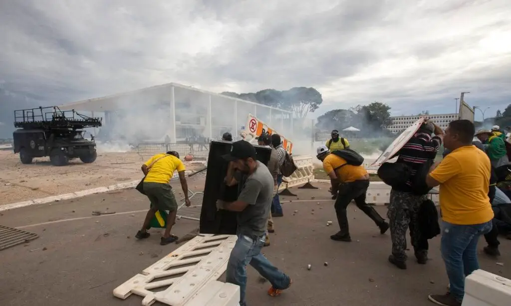 anistia a condenados do 8 de janeiro é inconstitucional . Bolsonaro recebe alta