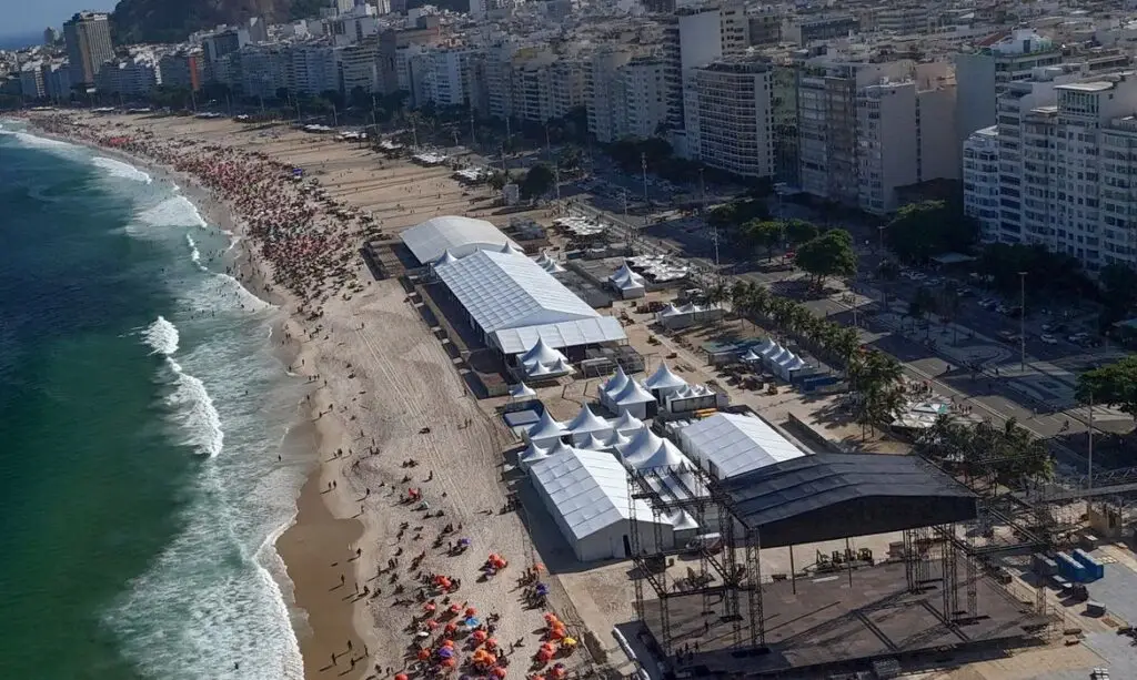 tes aquáticos em áreas com condições de ressaca; não permaneça em mirantes na or