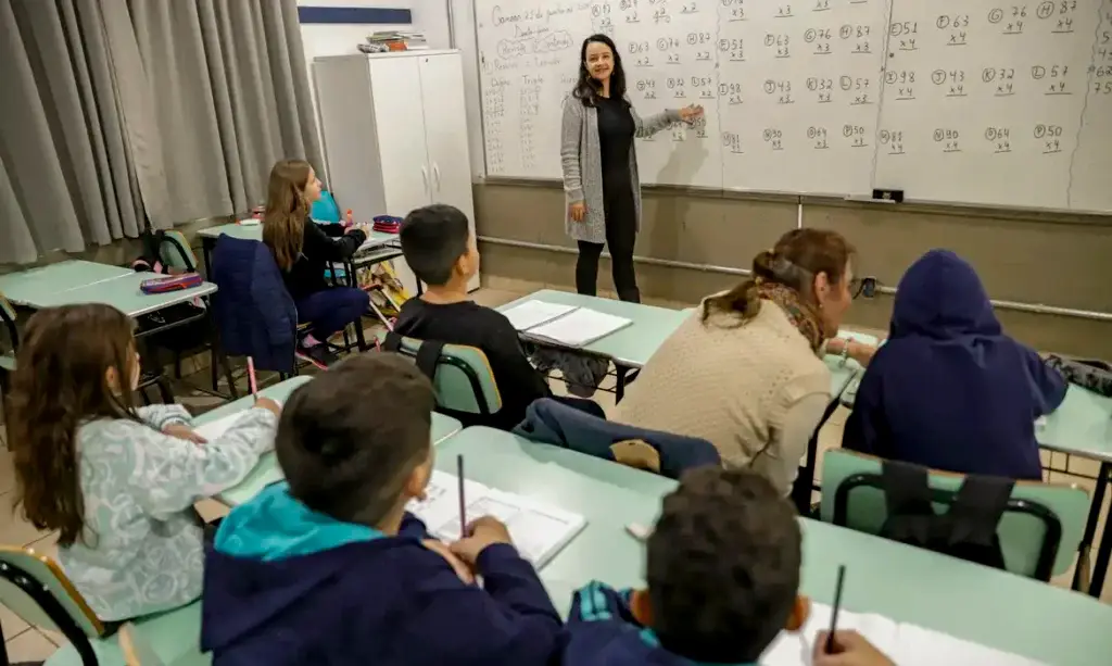 ários do 5º ou 6º ano do ensino fundamental ou que exerçam a função de formadore
