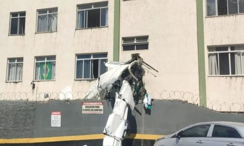 te caiu e atingiu um prédio no Bairro Silveira, região nordeste de Belo Horizont
