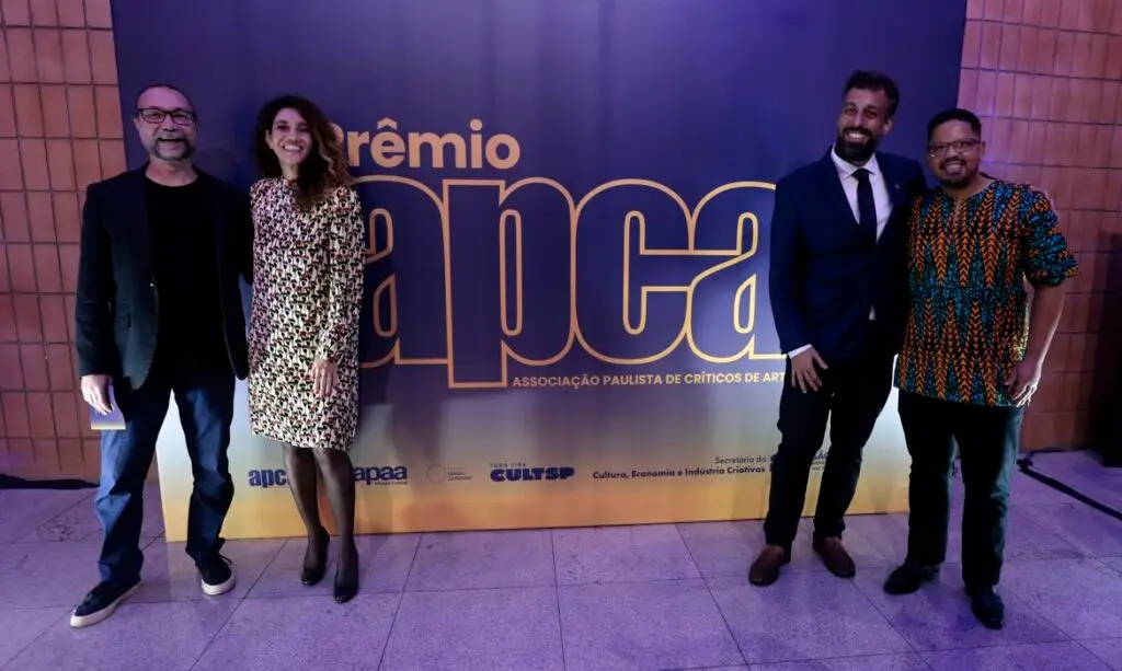 tante à Rádio Nacional que está há 90 anos formando público. E também mostra o a