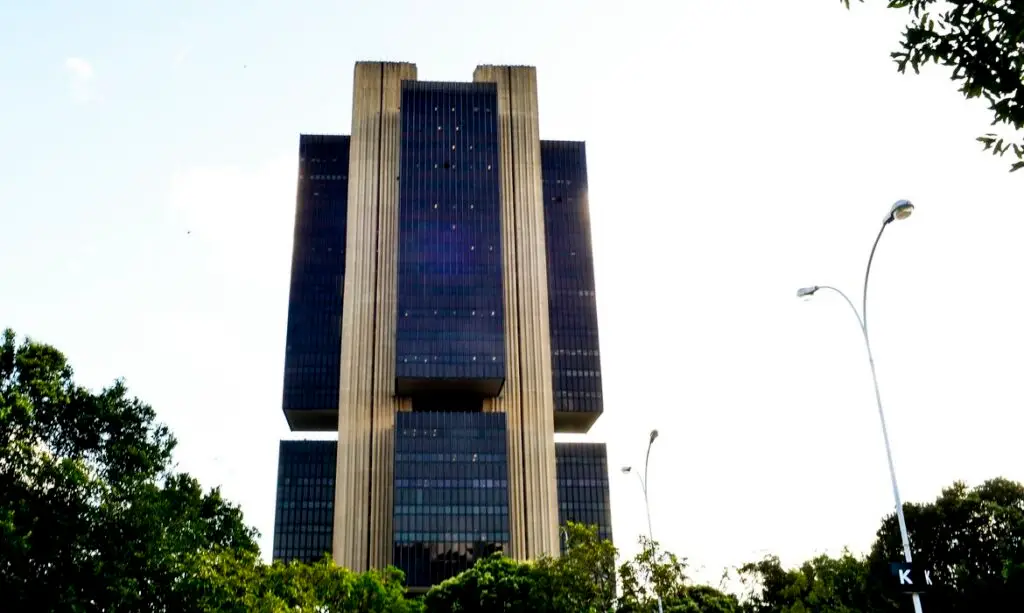 período mais prolongado levaram o Comitê de Política Monetária (Copom) do Banco