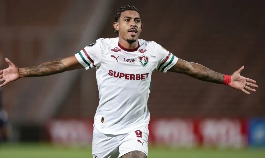 ting Cristal e assume ponta de grupo. Fluminense anuncia a contratação do atacan