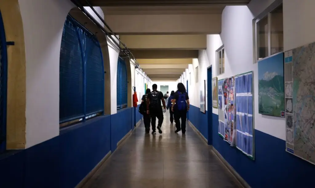 uma pesquisa sobre clima escolar realizada com 136 gestores de 105 escolas públi