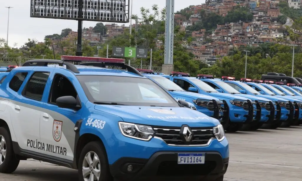 policiais. A denúncia sustenta que o crime foi cometido por motivo torpe e com r