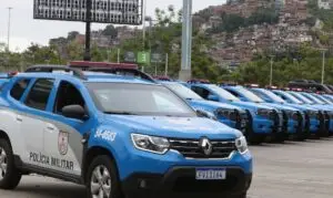 policiais. A denúncia sustenta que o crime foi cometido por motivo torpe e com r