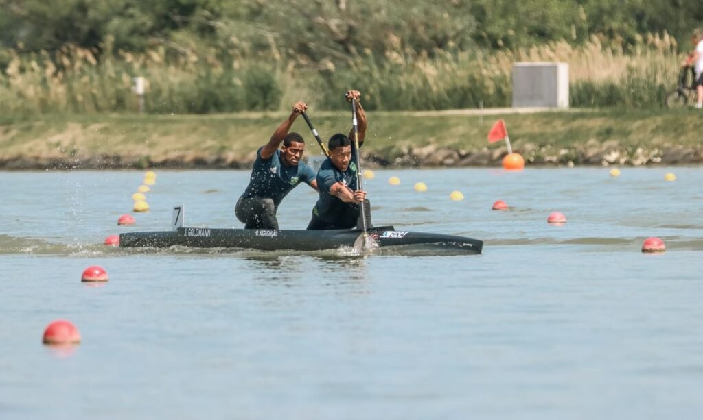 medalhas, e terminaram na segunda colocação com o tempo de 1min38s50. No feminin