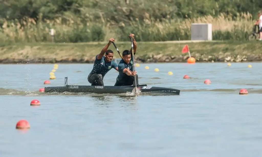medalhas, e terminaram na segunda colocação com o tempo de 1min38s50. No feminin
