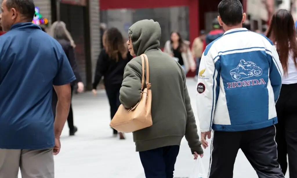 temperaturas similares, e o sol aparece entre poucas nuvens. A máxima prevista é