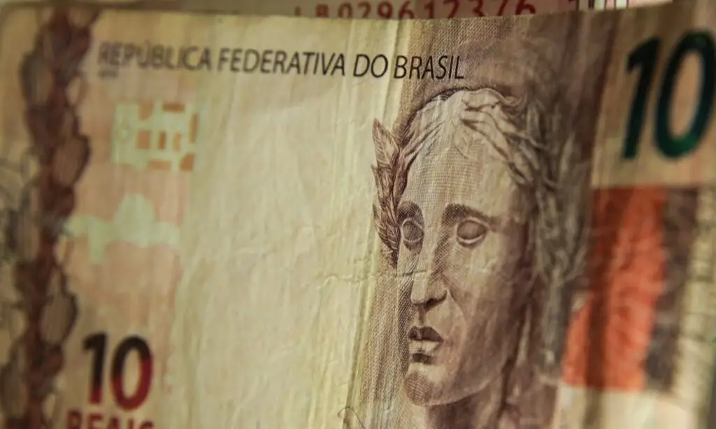 Silva Neto a partir de dados obtidos de forma ilícita, gerando vantagem indevida