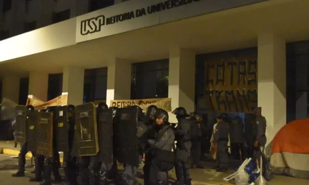 PM. PM retira estudantes da reitoria da USP. Durante o ato, os vereadores Rubinh