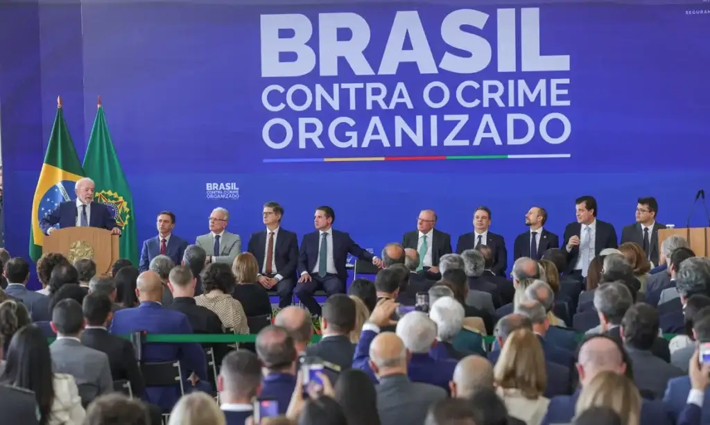 ais, bem como na reforma de estabelecimentos penais, bloqueadores de sinal, equi