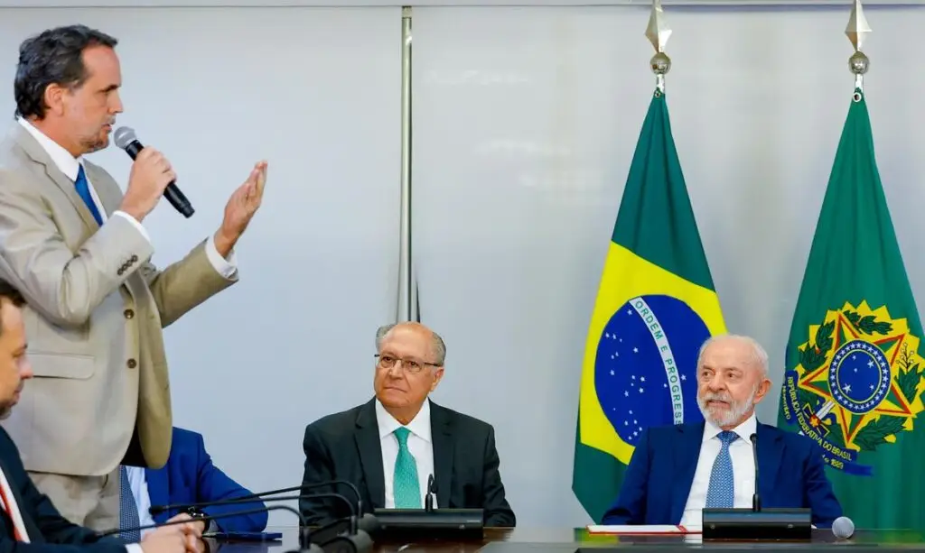 tação sobre compras internacionais de até US$ 50, apelidada de "taxa das blusinh