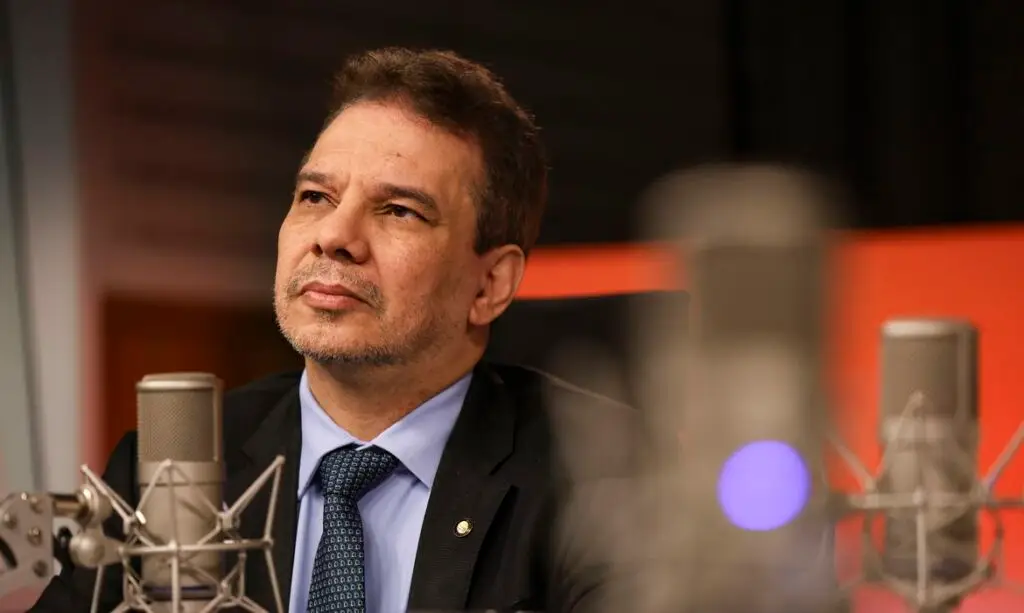 planejar ações ilícitas e distribuir ordens. Segundo o ministro, para receber da