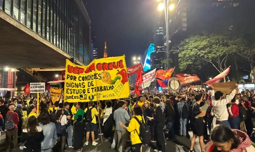 PM. PM retira estudantes da reitoria da USP. “O que a gente está construindo é u
