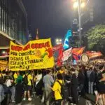 Estudantes da USP levam greve ao centro da capital e cobram diálogo com reitoria