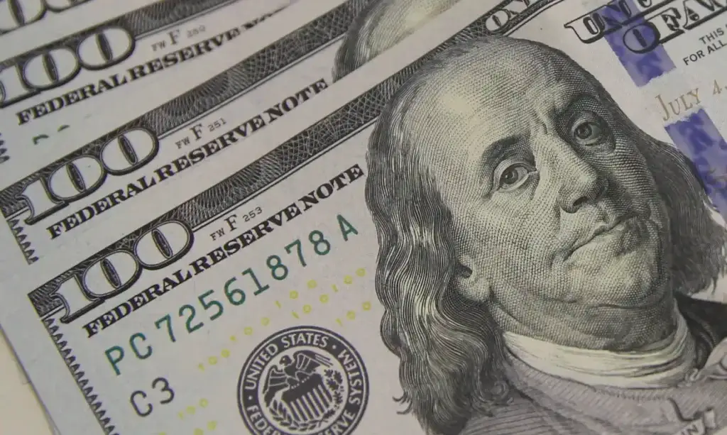 volta das 13h, antes de desacelerar no fim da tarde. O dólar comercial acumulou