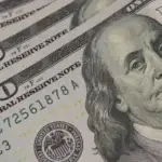 Dólar dispara e bolsa recua sob pressão de tensões globais e ruído político