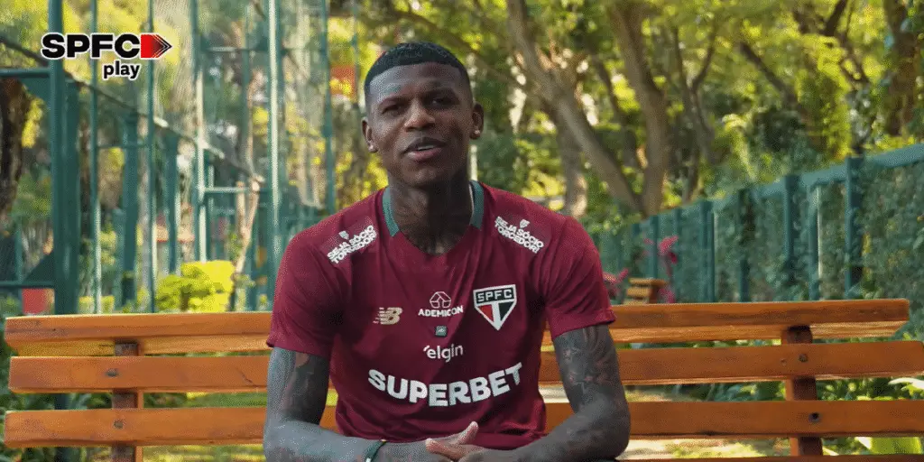 uma vaga na zona de classificação para a CONMEBOL Libertadores . Tem zagueiro ch