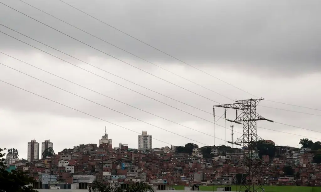 ais isolados e nova queda nas temperaturas. Essa mudança ocorrerá entre hoje (16