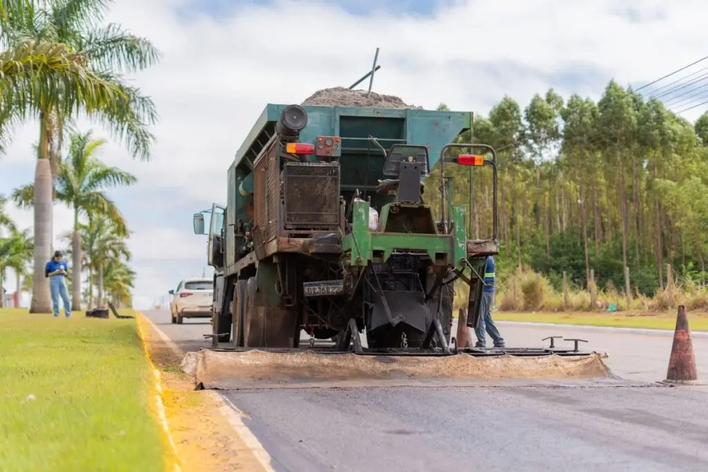 Asfalto em Lucas do Rio Verde passa por ampla operação de recuperação viária