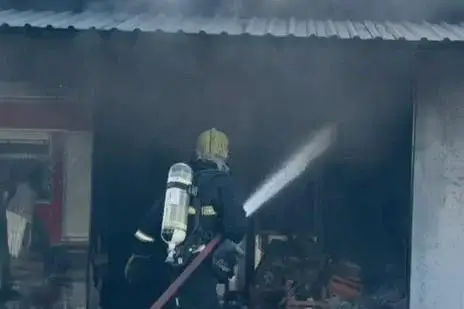 Bombeiros combatem incêndio em oficina de eletrodomésticos em Lucas do Rio Verde