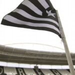 Vitinho no radar europeu: Botafogo avalia propostas por lateral nesta quinta-feira