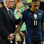 Lesão muscular tira Raphinha de campo e gera incerteza na seleção brasileira