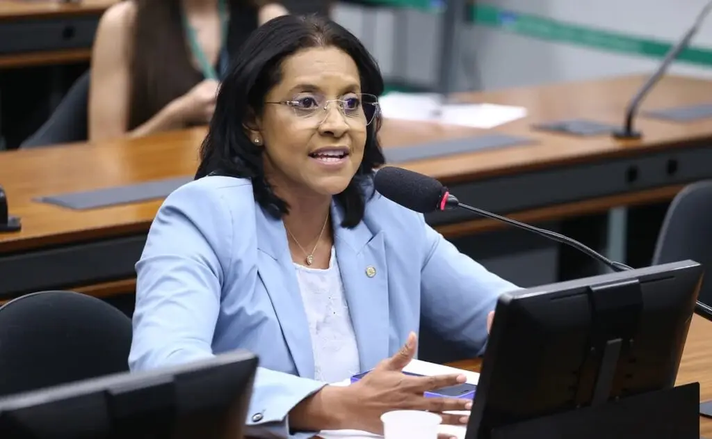 Gisela Simona defende Michelle Bolsonaro após episódio de desrespeito político