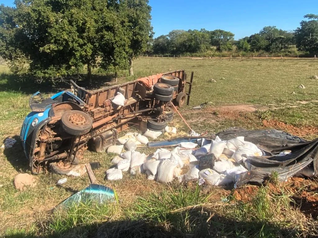 Caminhão tomba em Cáceres e mobiliza resgate do Corpo de Bombeiros