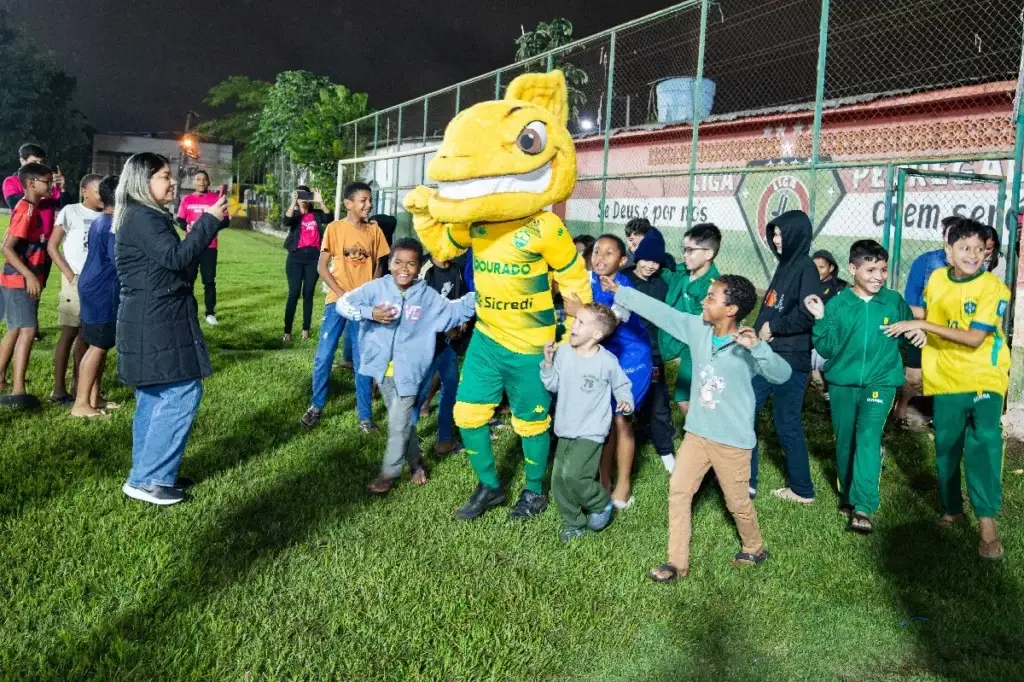 Projeto esportivo em Cuiabá utiliza o futebol para transformar a vida de jovens