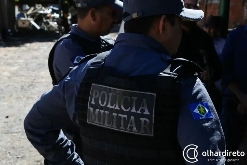 Homem é detido com arma de choque após causar tumulto e agredir policiais em hotel