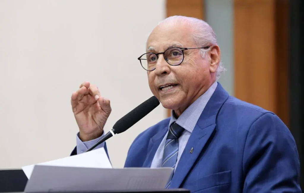 Júlio Campos contesta urgência de empréstimo habitacional e apoia Lúdio Cabral