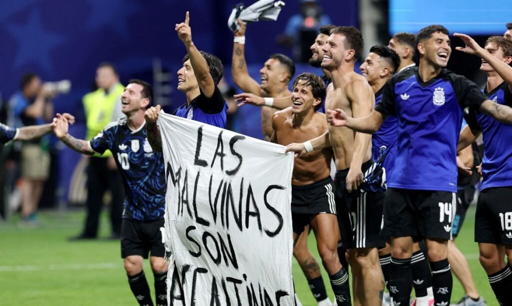 Faixa exibida por atletas argentinos após triunfo reabre disputa diplomática pelas Malvinas