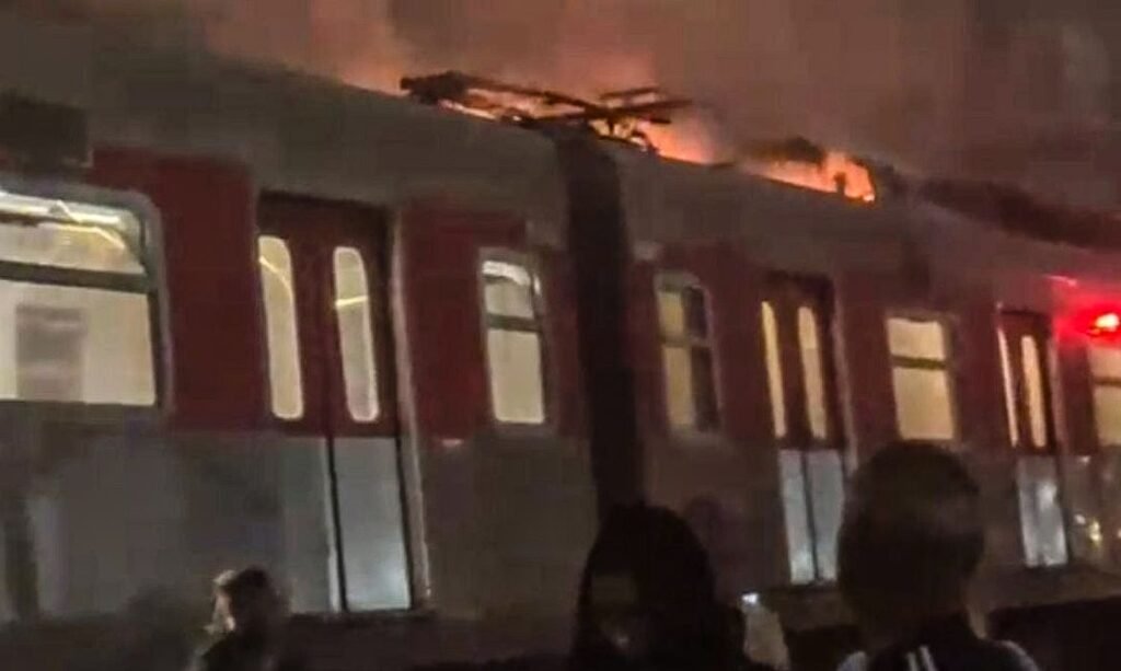 Falha elétrica e incêndio em trem paralisam circulação ferroviária em São Paulo