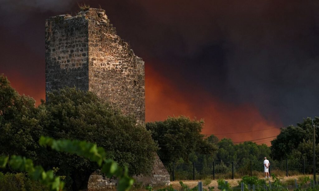 Incêndios florestais avançam na França e Espanha e forçam evacuações em massa