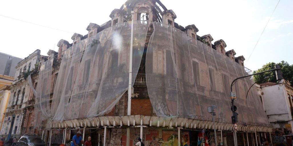 Abandono e risco de desabamento marcam a história do Palacete Imperial no Rio