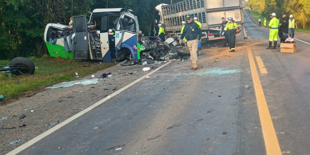 Acidente na Br-373 deixa 23 mortos após colisão entre micro-ônibus e carreta
