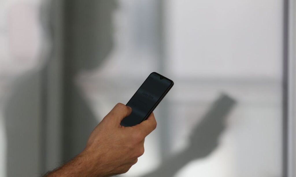 Brasil registra queda no número de roubos de celulares em 2025