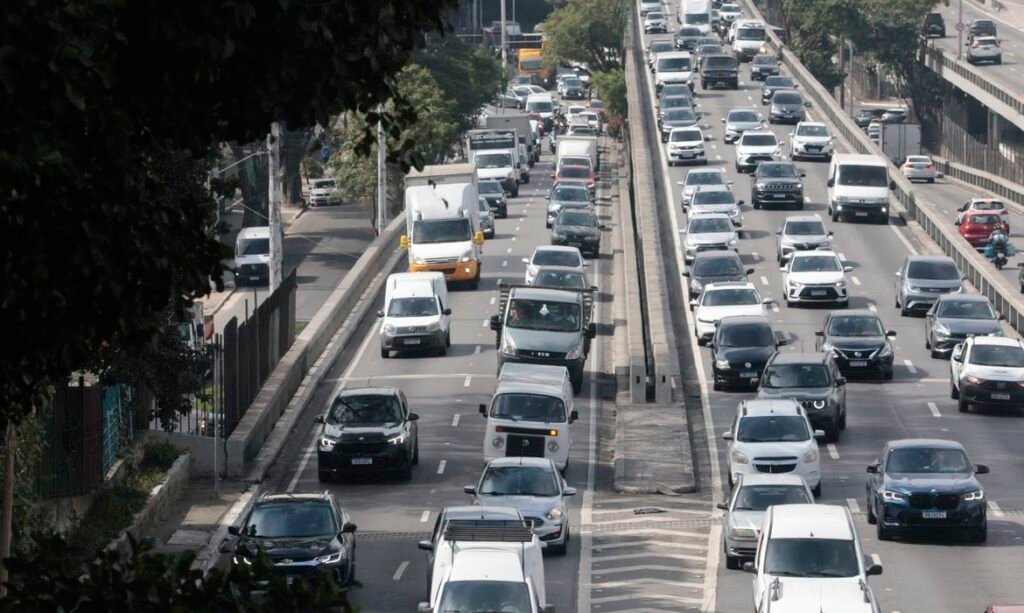 Greve na CPTM trava trânsito de São Paulo com 750 quilômetros de filas