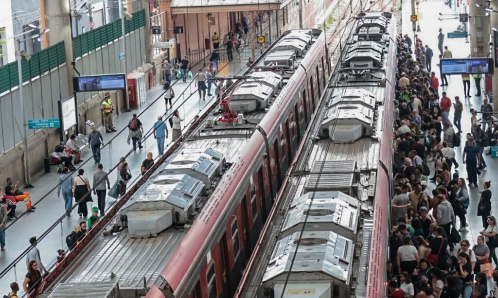 Greve paralisa linhas da CPTM e desafia plano de privatização em São Paulo