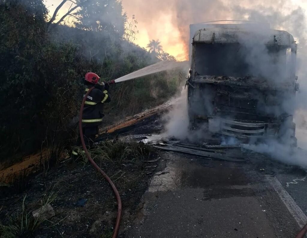 Incêndio destrói carreta na Br-070 em Cáceres
