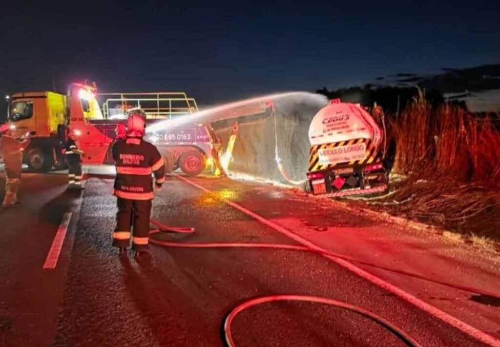 Operação de oito horas remove carreta com etanol após tombamento na Br-163