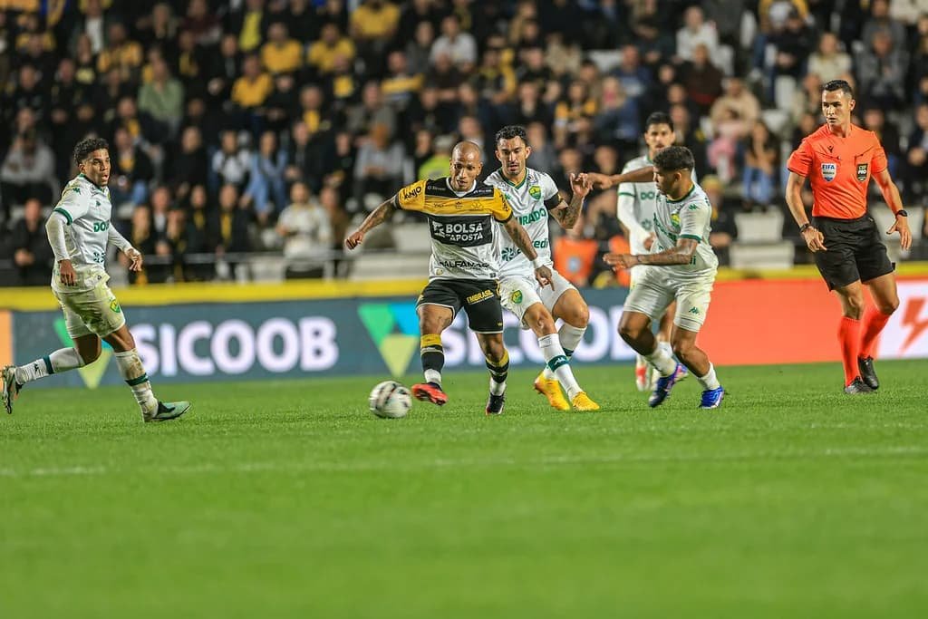 Cuiabá perde para o Criciúma e vê distância para o G6 aumentar na Série B