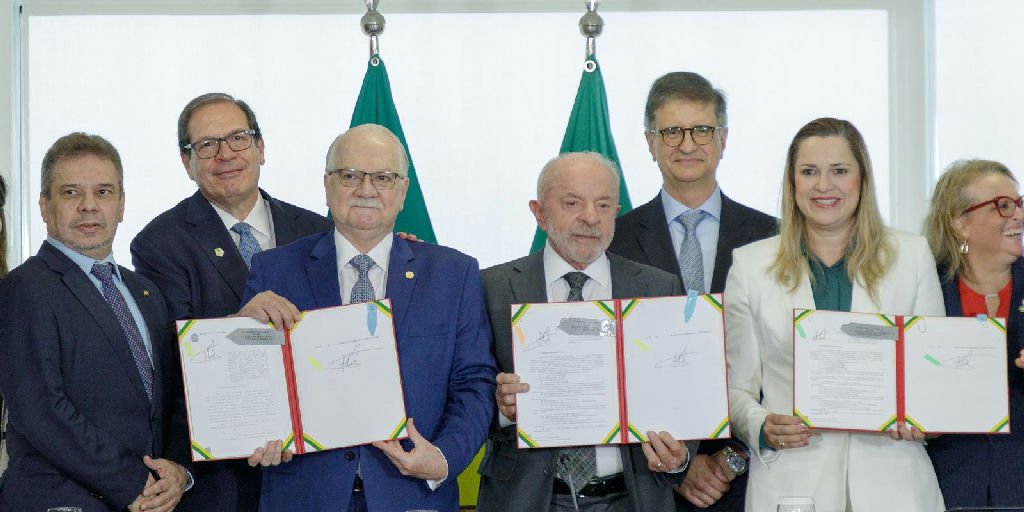 Governo federal sanciona leis para reestruturar fundos da Justiça e ampliar acesso